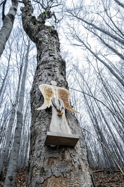 Anjo simbólico na árvore, Strazov Mountains, Eslováquia — Fotografia de Stock