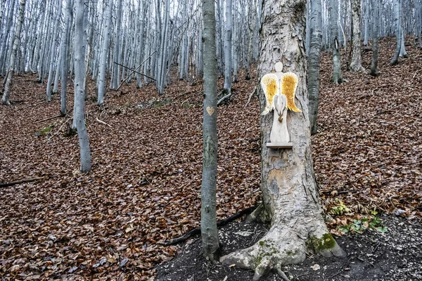 Anjo simbólico na árvore, Strazov Mountains, Eslováquia — Fotografia de Stock