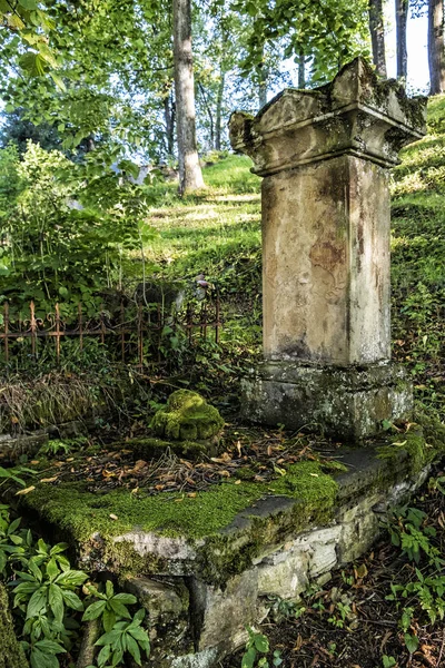 Antigua tumba de piedra, iglesia articular de madera de Lestiny, Eslovaquia — Foto de Stock