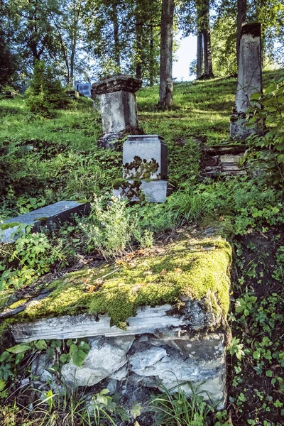 Staré náhrobní kameny, dřevěný artikulární kostel Lestiny, Slovensko — Stock fotografie