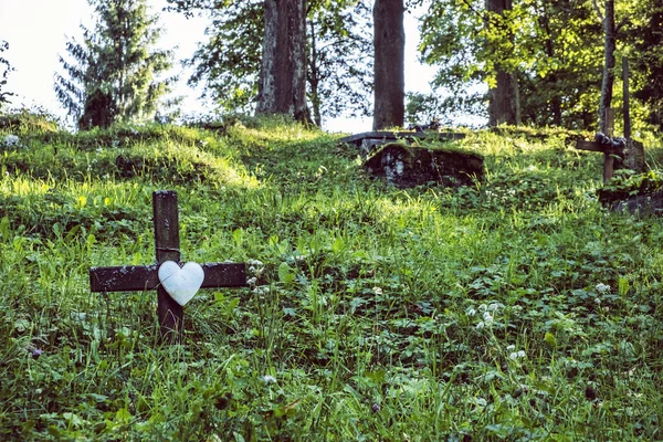 Starý náhrobní kámen, dřevěný artikulární kostel Lestiny, Slovensko — Stock fotografie