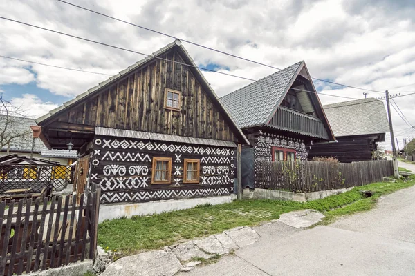 Casa popular pintada, Cicmany, Eslovaquia — Foto de Stock