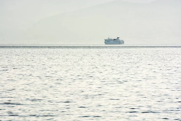 Паром в Адриатическом море, Хорватия — стоковое фото