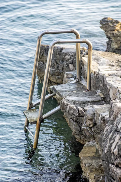 Escada metálica na praia, Solta, Croácia — Fotografia de Stock