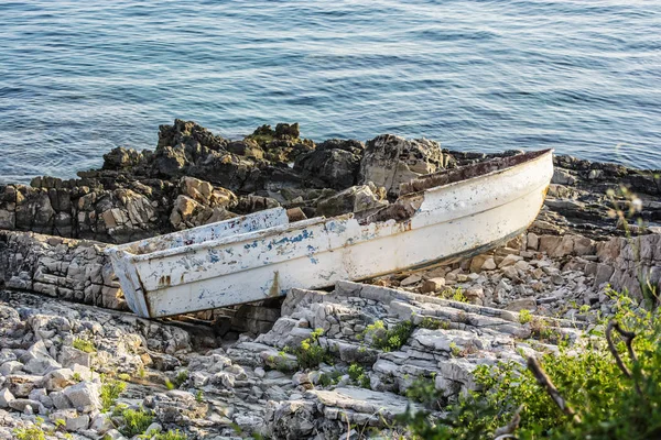 Kaputtes Boot am Steinstrand, solta, kroatien — Stockfoto