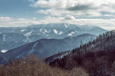 Büyük Fatra, Slovak cumhuriyetinden alçak Tatras sıradağları. Karlı bir manzara. Mevsimsel doğal sahne. Seyahat güzergahı. Yürüyüş teması.