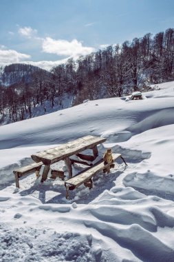Büyük Fatra Dağları, Slovakya Cumhuriyeti. Karlı bir manzara. Mevsimsel doğal sahne. Seyahat güzergahı. Yürüyüş teması.