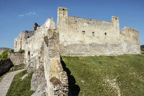 Beckov Kalesi Yıkıntıları Slovakya Cumhuriyeti Avrupa Seyahat Güzergahı Dikey Bileşim — Stok fotoğraf