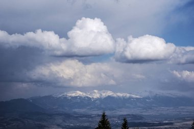 Büyük Fatra, Slovak cumhuriyetinden yüksek Tatras sıradağları. Mevsimsel doğal sahne. Seyahat hedefi.