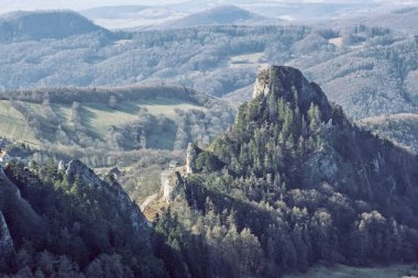 Vrsatske kayaları, Slovak cumhuriyetindeki Beyaz Karpat dağları. Mevsimsel doğal sahne. Yürüyüş teması.