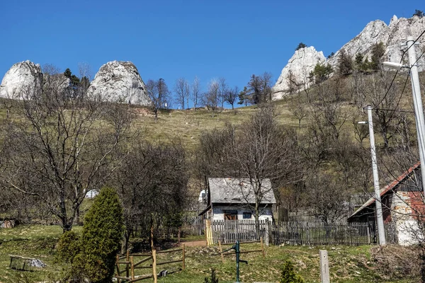 斯洛伐克共和国白喀尔巴阡山脉Vrsatske岩石和Vrsatecke Podhradie村 季节性的自然景观 远足主题 — 图库照片