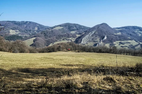 Vrsatske岩石 白色喀尔巴阡山脉在斯洛伐克共和国 季节性的自然景观 远足主题 — 图库照片