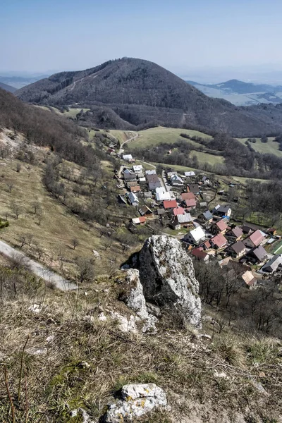 Vrsatske Podhradie村来自斯洛伐克共和国白喀尔巴阡山脉Vrsatske岩石 旅行目的地 — 图库照片