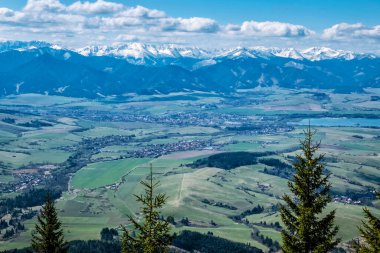 Low Tatras ve Liptov havzası Batı Tatras dağlarından, Slovak cumhuriyetinden. Yürüyüş teması. Mevsimsel doğal sahne.