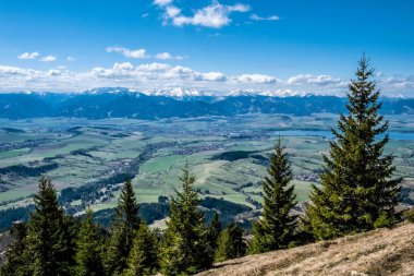 Low Tatras ve Liptov havzası Batı Tatras dağlarından, Slovak cumhuriyetinden. Yürüyüş teması. Mevsimsel doğal sahne.