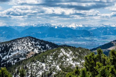 Low Tatras ve Liptov havzası Batı Tatras dağlarından, Slovak cumhuriyetinden. Yürüyüş teması. Mevsimsel doğal sahne.