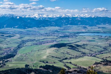 Low Tatras ve Liptov havzası Batı Tatras dağlarından, Slovak cumhuriyetinden. Yürüyüş teması. Mevsimsel doğal sahne.