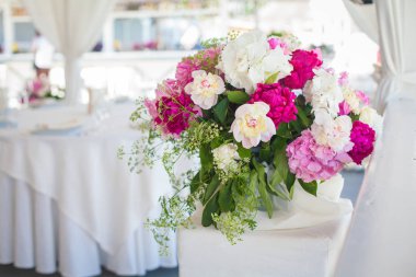 Restoran için bir tablosundaki zarif çiçek dekorasyon