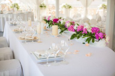 Restoran için bir tablosundaki zarif çiçek dekorasyon