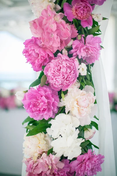 Elegante decoración de flores en la mesa en el restaurante para un par — Foto de Stock