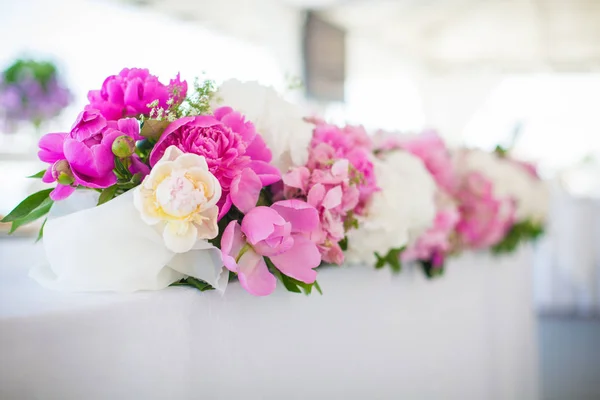 Elegante decoración de flores en la mesa en el restaurante para un par — Foto de Stock