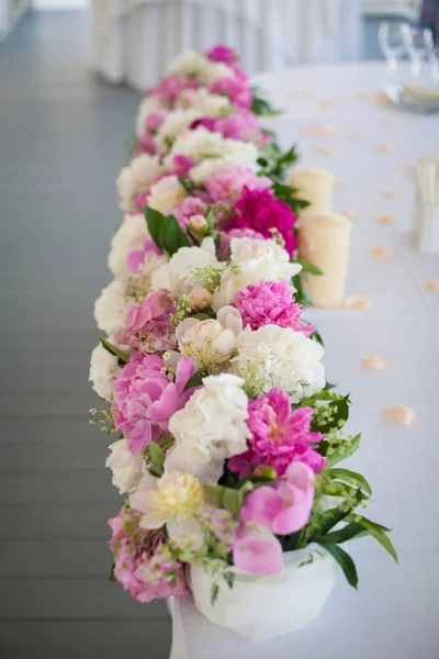 Elegante decoración de flores en la mesa en el restaurante para un par — Foto de Stock