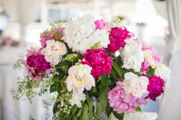 Elegante decoración de flores en la mesa en el restaurante para un par — Foto de Stock