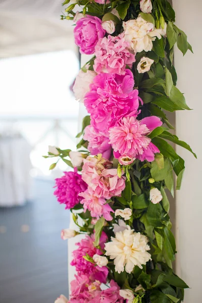 Elegante decoración de flores en la mesa en el restaurante para un par — Foto de Stock