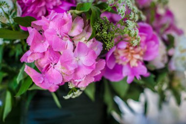 Restoran için bir tablosundaki zarif çiçek dekorasyon