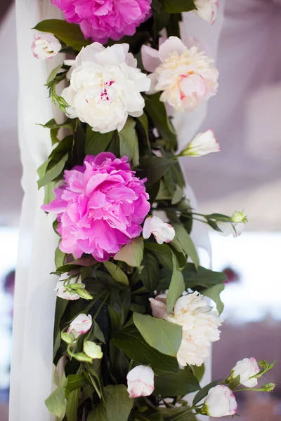 Elegáns virág dekoráció az étteremben, mert még az asztalon — Stock Fotó