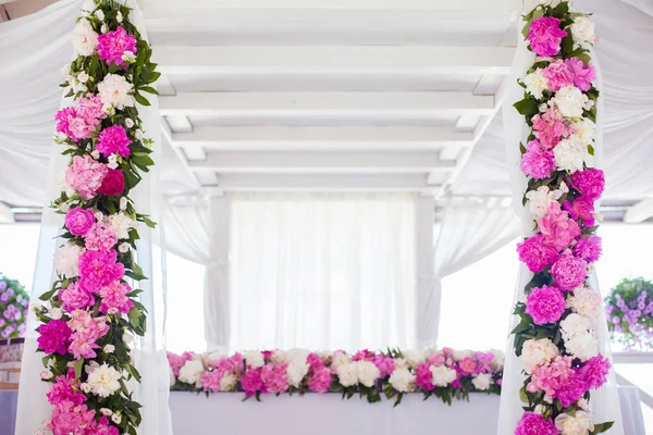 Elegant flower decoration on the table in restaurant for an even — Stock Photo, Image