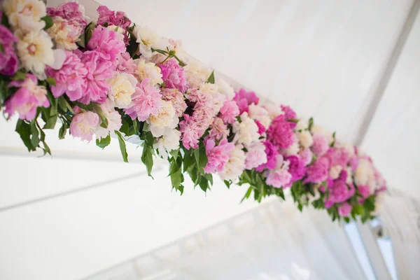 Elegante decoración de flores en la mesa en el restaurante para una fiesta de eventos o mesa de bodas — Foto de Stock