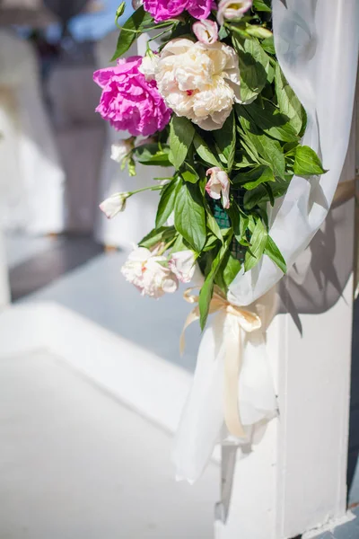 Decorațiuni elegante de flori pe masă în restaurant pentru o petrecere sau o masă de nuntă — Fotografie, imagine de stoc