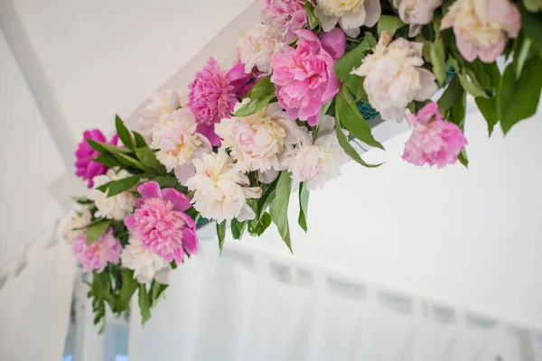 Elegantní květinové dekorace na stůl v restauraci za akci party nebo svatební stůl — Stock fotografie