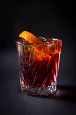 Siyah arka plan üzerine taze kokteyl içki