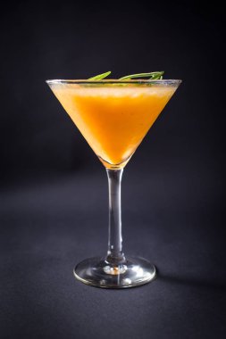 Siyah arka plan üzerine taze kokteyl içki