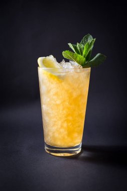 Siyah arka plan üzerine taze kokteyl içki