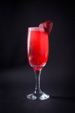 Siyah arka plan üzerine taze kokteyl içki