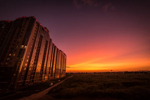 Sunset bulvarında bir alan ile yüksek bina ve bunun üzerine düşünceler. Kadorr