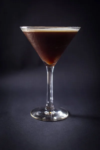 Bebida fresca de cóctel sobre fondo negro — Foto de Stock