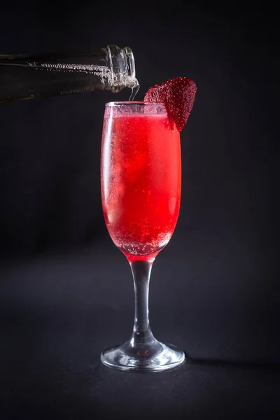 Siyah arka plan üzerine taze kokteyl içki