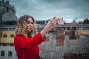 Kız kırmızı ve siyah şapkalı eski şehir çatıda poz