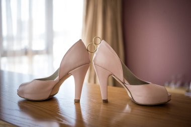 Gelinler pembe ayakkabı arasında Nikah yüzükleri. Töreni