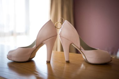 Gelinler pembe ayakkabı arasında Nikah yüzükleri. Töreni