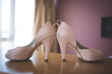 Gelinler pembe ayakkabı arasında Nikah yüzükleri. Töreni