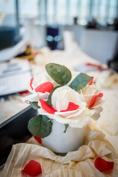 Buchet de nunta din trandafir alb cu petale rosii. Ceremonia de căsătorie — Fotografie, imagine de stoc