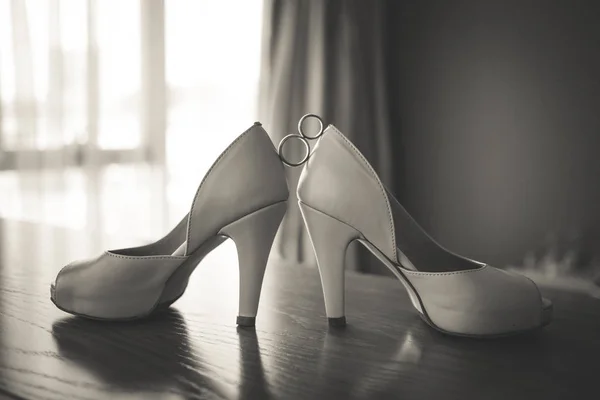 Anillos de boda entre novias zapatos rosados. Ceremonia — Foto de Stock