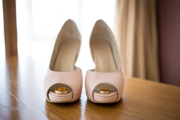 Fedi nuziali all'interno spose scarpe rosa. Cerimonia — Foto Stock