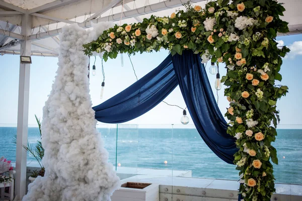 Lugar para una ceremonia de boda en la terraza junto al mar — Foto de Stock