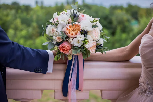Hermoso ramo de boda de rosas y piones, sosteniendo con ha — Foto de Stock